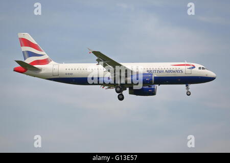 British Airways Airbus A320-232 G-EUUI in atterraggio a Heathrow Foto Stock