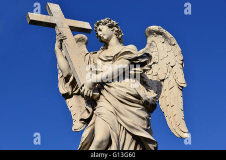 Splendidi marmi angelo con la Santa Croce da Ponte Sant'Angelo bridge, nel centro di Roma Foto Stock