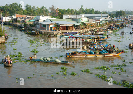 SOC TRANG, VIET NAM, atmosfera affollata sul mercato galleggiante Nga Nam, attività commerciale su barca di legno sul mercato agricolo del Delta Mekong, Vietnam Foto Stock