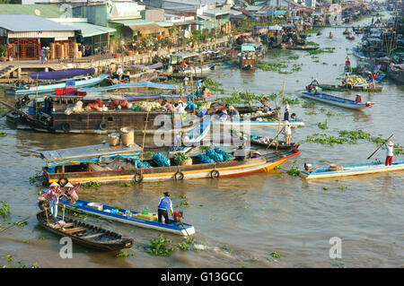 SOC TRANG, VIET NAM, affollato di atmosfera su Nga Nam mercato galleggiante, dell'attività commerciale sul mercato contadino del Delta del Mekong, Vietnam Foto Stock