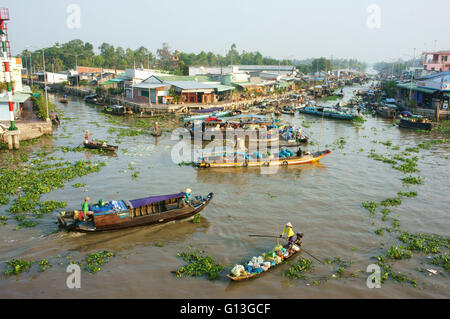 SOC TRANG, VIET NAM, affollato di atmosfera su Nga Nam mercato galleggiante, dell'attività commerciale sul mercato contadino del Delta del Mekong, Vietnam Foto Stock