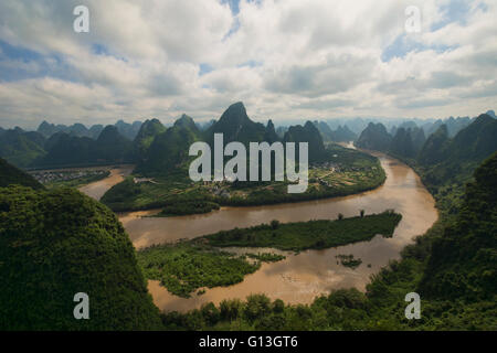 Birdseye vista del fiume Li da Xianggong montagna, Xingping, Guangxi Regione autonoma, Cina Foto Stock