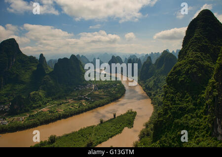 Birdseye vista del fiume Li da Xianggong montagna, Xingping, Guangxi Regione autonoma, Cina Foto Stock