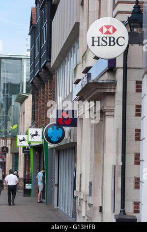 Fila di banche al dettaglio sulla zona pedonale High Street, Staines-upon-Thames, Surrey, England, Regno Unito Foto Stock