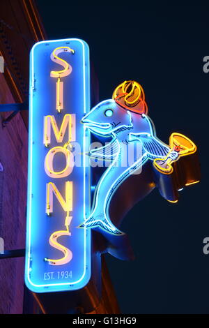 Il 1934 segno al neon con pesce viking logo per Simon's pub nel lato nord Andersonville quartiere di Chicago. Foto Stock