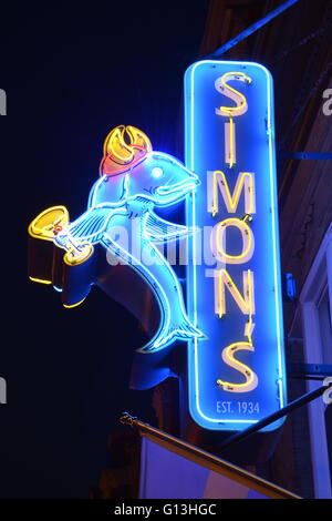 Il 1934 segno al neon con pesce viking logo per Simon's pub nel lato nord Andersonville quartiere di Chicago. Foto Stock