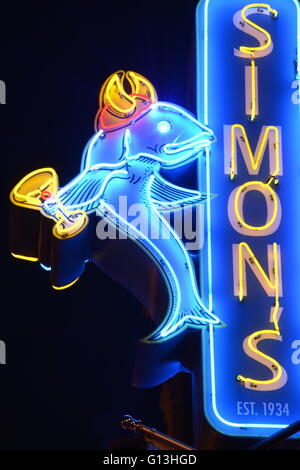 Il 1934 segno al neon con pesce viking logo per Simon's pub nel lato nord Andersonville quartiere di Chicago. Foto Stock