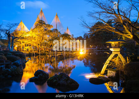 Notte presso il Kenroku-en Giardino a Kanazawa, Giappone. Foto Stock