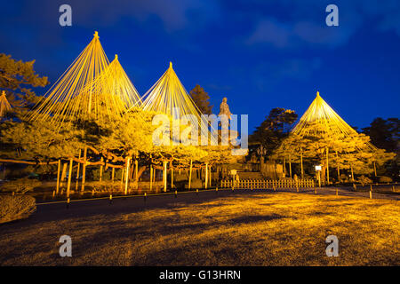 Notte presso il Kenroku-en Giardino a Kanazawa, Giappone. Foto Stock