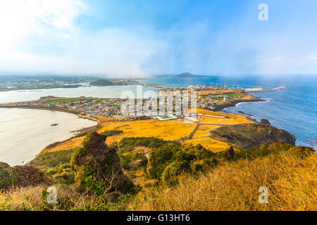 Vista da Seongsan Ilchulbong moutain in Jeju Island, la Corea del Sud. Foto Stock