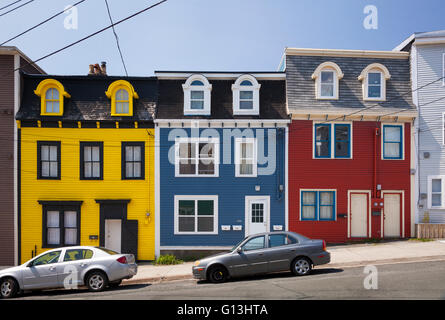 Colorate case di riga (riga Jellybean) nel centro cittadino di San Giovanni, Avalon Penisola, Terranova, Canada. Foto Stock