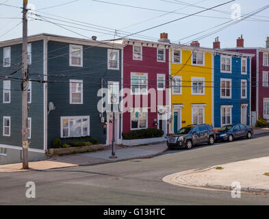 Colorate case di riga (riga Jellybean) nel centro cittadino di San Giovanni, Avalon Penisola, Terranova, Canada. Foto Stock