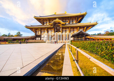 Nara, Giappone - 1 Dicembre 2012: Tempio di Todai-ji è un tempio buddista complessa, che una volta era uno dei potenti sette grandi Temp Foto Stock