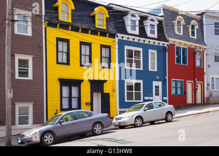 Colorate case di riga (riga Jellybean) nel centro cittadino di San Giovanni, Avalon Penisola, Terranova, Canada. Foto Stock