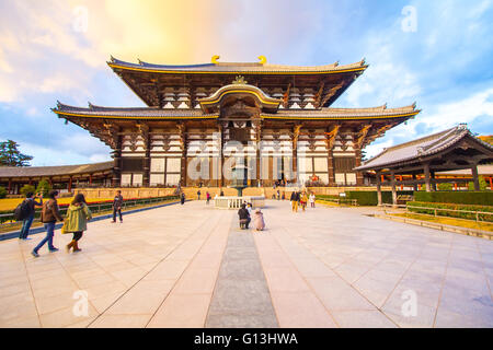 Nara, Giappone - 1 Dicembre 2012: Tempio di Todai-ji è un tempio buddista complessa, che una volta era uno dei potenti sette grandi Temp Foto Stock