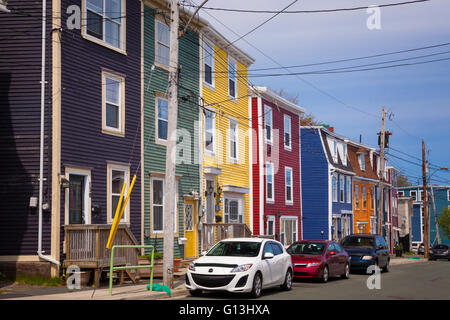 Colorate case di riga (riga Jellybean) nel centro cittadino di San Giovanni, Avalon Penisola, Terranova, Canada. Foto Stock