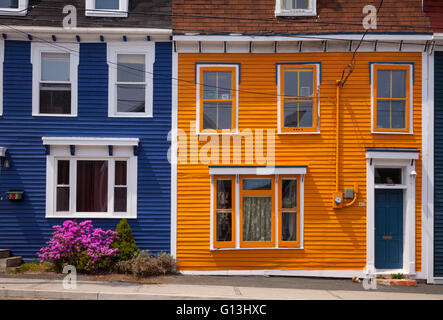 Colorate case di riga (riga Jellybean) nel centro cittadino di San Giovanni, Avalon Penisola, Terranova, Canada. Foto Stock