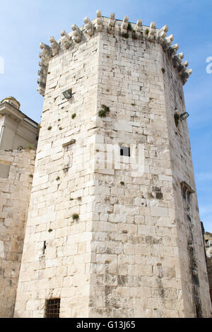 Vista la ottagonale torre veneziana in Split, Croazia Foto Stock