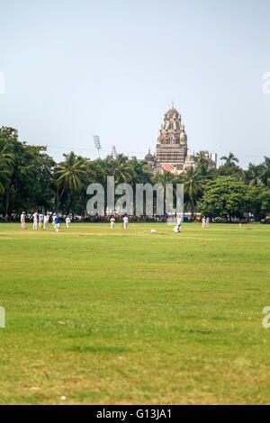 MUMBAI, India - 10 ottobre 2015: persone a giocare a cricket nel central park a Mumbai, India. Il cricket è lo sport più popolare Foto Stock