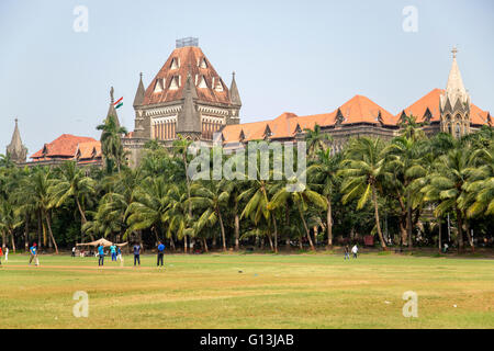 MUMBAI, India - 10 ottobre 2015: persone a giocare a cricket nel central park a Mumbai, India. Il cricket è lo sport più popolare Foto Stock