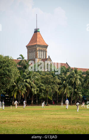 MUMBAI, India - 10 ottobre 2015: persone a giocare a cricket nel central park a Mumbai, India. Il cricket è lo sport più popolare Foto Stock