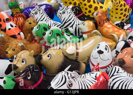 A forma di animale riempito di elio palloncini presso il National Pet Show presso il centro Excel 7 Maggio 2016 a Londra, Regno Unito Foto Stock