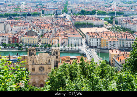 Vista sulla Cattedrale di Lione e la città dalla collina di Fourvière, Lione, Rhone, Francia Foto Stock