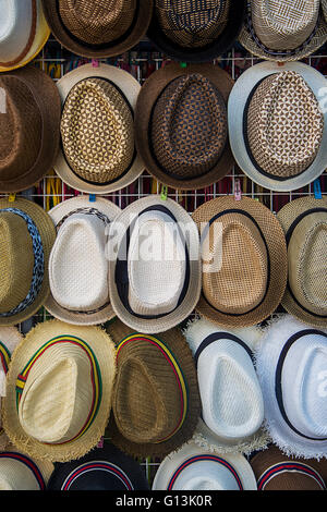 Chiudere la vista dei molti cappelli su un display Foto Stock