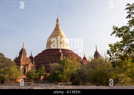 Il Paya Dhammayazika nei dintorni della nuova Bagan (Myanmar), con la campana a forma di cupola dorata. Le temple Dhammayazika. Foto Stock