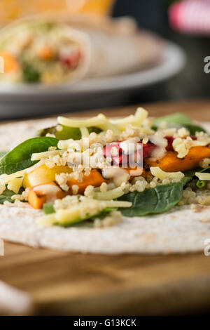 Grigliata di verdure si avvolge con la quinoa, zucca, peperoni e formaggio Foto Stock