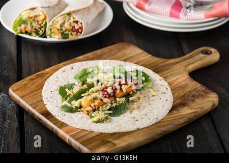 Grigliata di verdure si avvolge con la quinoa, zucca, peperoni e formaggio Foto Stock