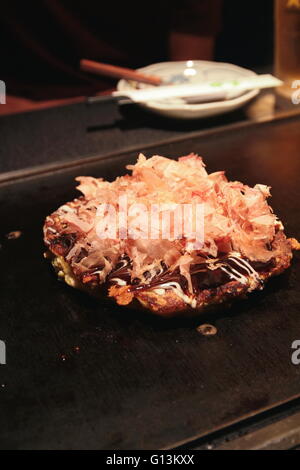 Stile giapponese - Pizza okonomiyaki. Okonomiyaki giapponese è un gustosi pancake contenenti una varietà di ingredienti. Foto Stock