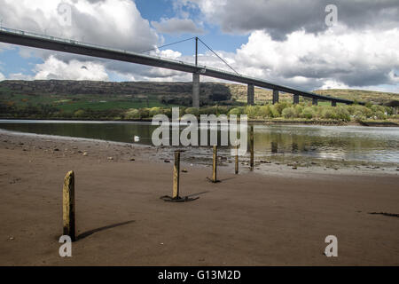 Erskine Bridge visto dalla sponda meridionale del fiume Clyde Foto Stock