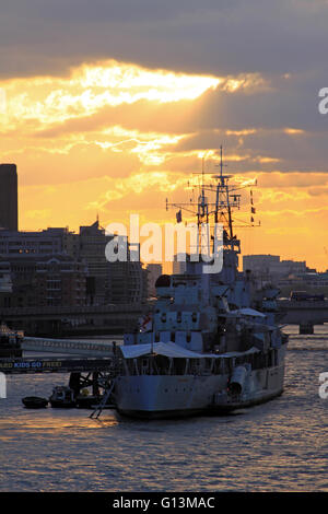 HMS Belfast è un pensionato Royal Navy warship ormeggiato sul fiume Tamigi come un museo di Londra, Engand. Esso è azionato dalla Imperial War Museum. Foto Stock