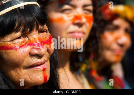 Tradizionale brasiliano womans indiano con facce dipinte riunisce al Parque Laje nel comemoration dell'indiano il Giorno del Brasile Foto Stock