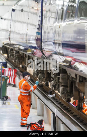 Lavoratore di manutenzione manutenzione treno in deposito Foto Stock
