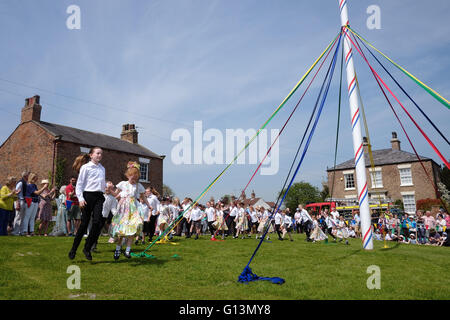 I bambini preparano i nastri prima di ballare il maypole in Aldborough possono day festival Foto Stock