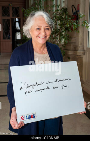 Parigi, Francia, ONG ASSISTITE contro l'AIDS, politico francese, donna che porta segni di protesta contro la discriminazione, Giornata internazionale contro l'omofobia, Liliane Capel, IDAHOT, donna anziana che sorride Foto Stock