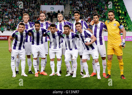 BUDAPEST, Ungheria - 7 Maggio 2016: Il team di Újpest FC - fila superiore da sinistra a destra: Benjamin Cseke, Jonathan Heris, Robert Litauszki, Akos Kecskes, Nemanja Andric, Szabolcs Balajcza; fila inferiore da sinistra a destra: Enis Bardhi, Laszlo Lencse, Kylian pericolo, Bojan Sankovic, Balazs Balogh - durante la Coppa ungherese Finale di partita di calcio tra Újpest FC e Ferencvarosi TC a Groupama Arena il 7 maggio 2016 a Budapest, Ungheria. Foto Stock