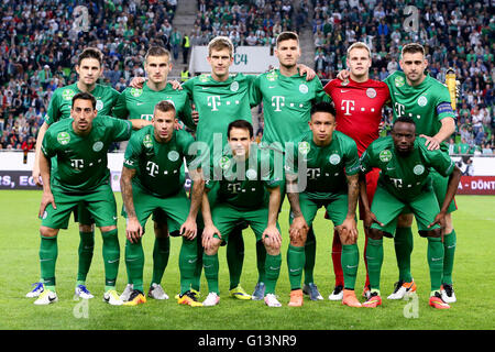 BUDAPEST, Ungheria - 7 Maggio 2016: Il team di Ferencvarosi TC - fila superiore da sinistra a destra: Zoltan Gera, Emir Dilaver, Michal Nalepa, Adam Pinter, Denes Dibusz, Daniel Bode; fila inferiore da sinistra a destra: Leandro de Almeida, Roland Varga, Tamas Hajnal, Cristian Ramirez, Roland Lamah - durante la Coppa ungherese Finale di partita di calcio tra Újpest FC e Ferencvarosi TC a Groupama Arena il 7 maggio 2016 a Budapest, Ungheria. Foto Stock