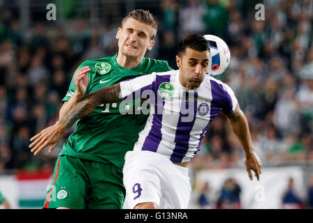 BUDAPEST, Ungheria - 7 Maggio 2016: Laszlo Lencse #9 di Újpest FC battaglie per la palla in aria con Emiro Dilaver (L) di Ferencvarosi TC durante l'Ungherese Cup finale di partita di calcio tra Újpest FC e Ferencvarosi TC a Groupama Arena il 7 maggio 2016 a Budapest, Ungheria. Foto Stock