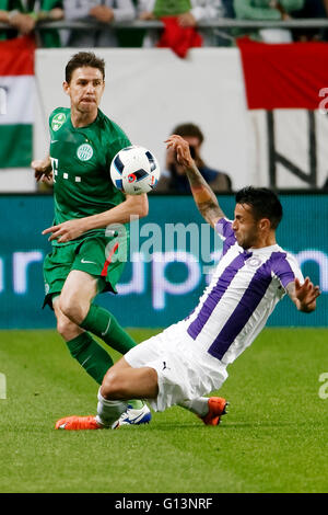 BUDAPEST, Ungheria - 7 Maggio 2016: Laszlo Lencse (R) di Újpest FC tenta di affrontare Zoltan Gera (L) di Ferencvarosi TC durante l'Ungherese Cup finale di partita di calcio tra Újpest FC e Ferencvarosi TC a Groupama Arena il 7 maggio 2016 a Budapest, Ungheria. Foto Stock