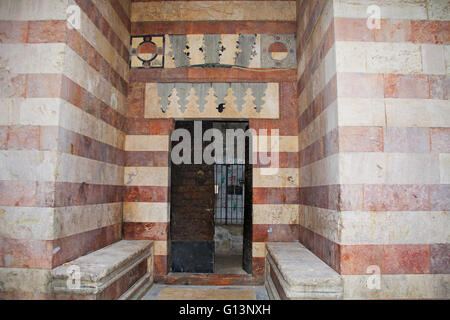 Ingresso e porta con due panche situato nella vecchia Gerusalemme Historic District, Israele. Le pareti sono decorate in maniera colorata. Foto Stock