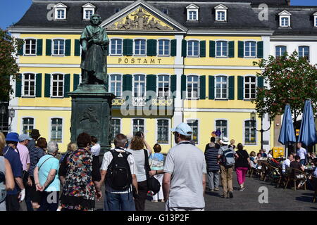 Bonn, Beethoven monumento, Münsterplatz e Post Office con un gruppo di turisti, Germania Foto Stock