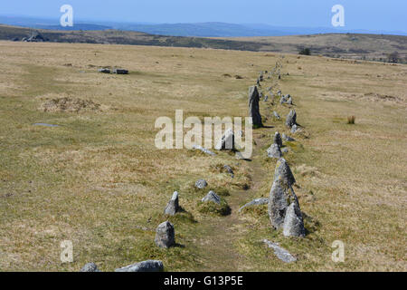 Sud fila di pietra a Merrivale, Parco Nazionale di Dartmoor, Devon. Un cairn e cist può essere visto a destra della fila di pietra. Foto Stock