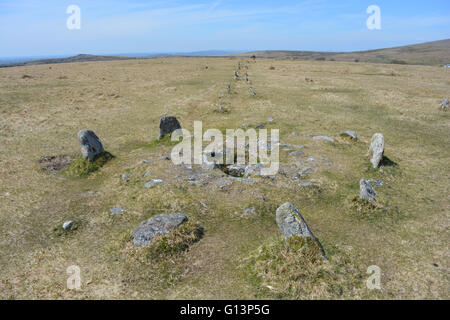Cairn cerchio situato a metà strada lungo la lunghezza del versante meridionale della fila di pietra, Merrivale, Parco Nazionale di Dartmoor, Devon. Foto Stock