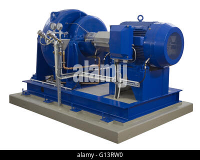 Blu pompa industriale con motore elettrico sul basamento in cemento isolato su sfondo bianco Foto Stock
