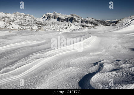 Montagna paesaggio invernale in Slovenia, sulle Alpi Giulie.Triglav picco in background Foto Stock