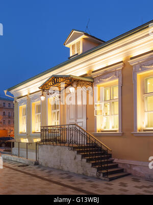 Un unico edificio in classico stile di palladio con pareti gialle e la sera illuminazione architettonica. Mosca, Russia Foto Stock