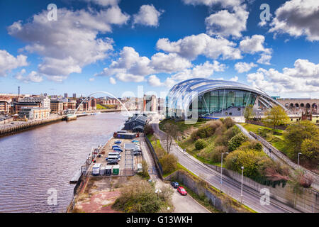 Il Fiume Tyne con il Gateshead Millennium Bridge, HMS Calliope e Il Sage Gateshead, Gateshead, Tyne and Wear, England, Regno Unito Foto Stock